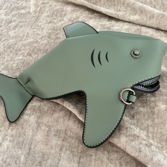 Grey shark 🦈 crossbody bag NWT!! - Picture 3 of 7